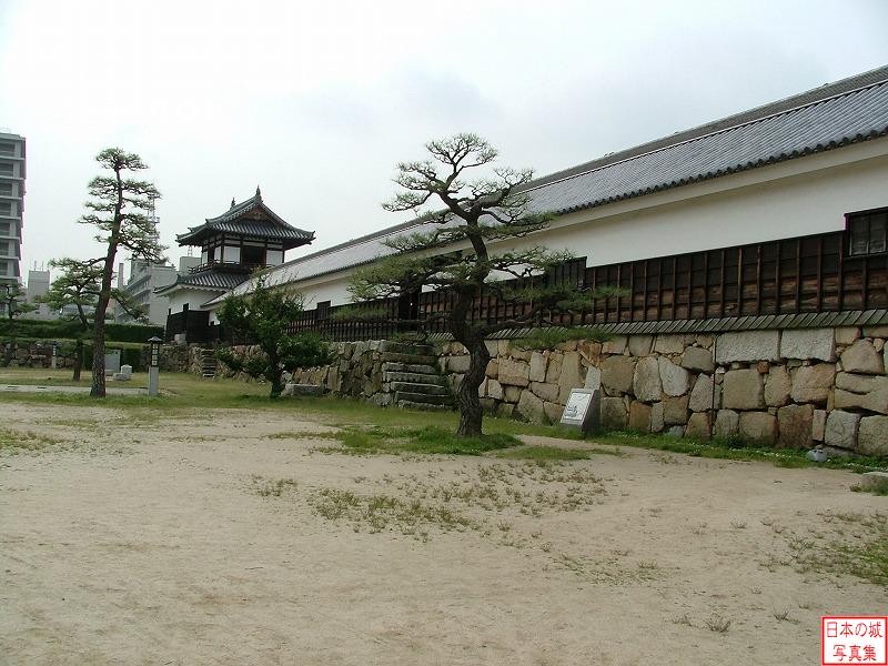 広島城 二の丸多聞櫓 多聞櫓と太鼓櫓を城内から見る