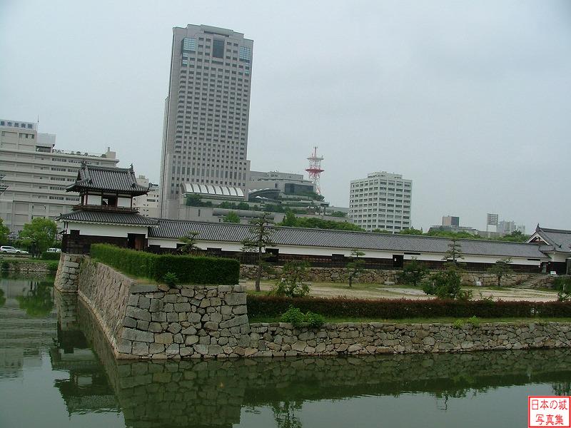 広島城 二の丸 本丸側から見た二の丸のようす。本丸内から二の丸は見通せるようになっている。