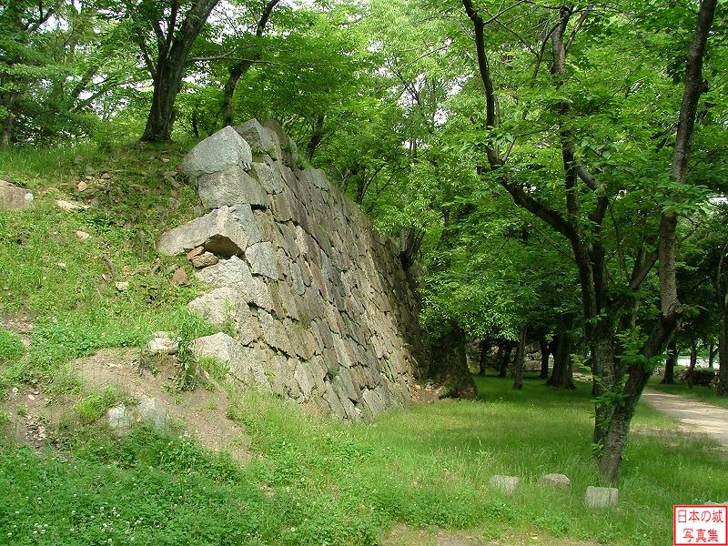 広島城 本丸 本丸内の破却されている石垣。福島正則によって破却されたものと伝わる