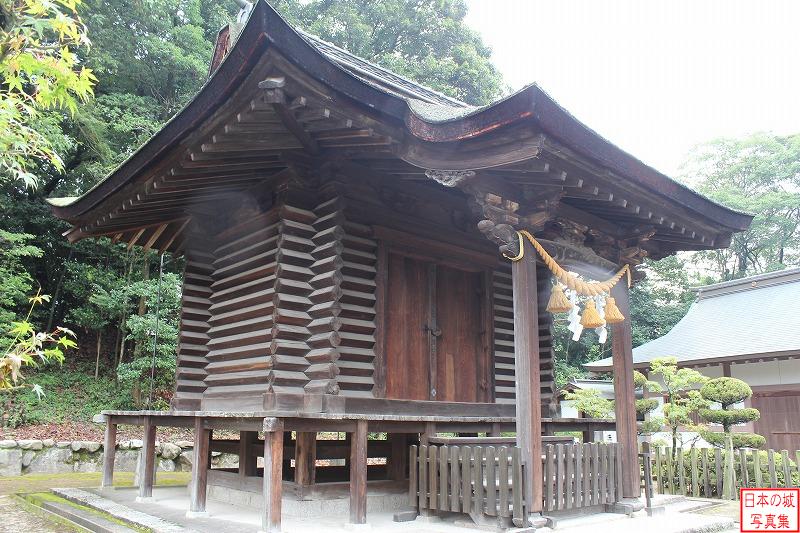 広島城 多家神社宝殿 校倉造りの宝物を格納する建物。もと広島城の三の丸稲荷社にあったもので、多家神社が創建された明治七年に移築された。