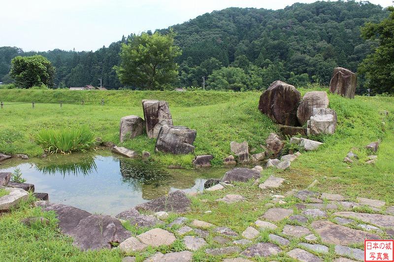 吉川元春館 庭園跡 庭園跡。主庭園は石組みが主景で、築山と池も設けられていた。