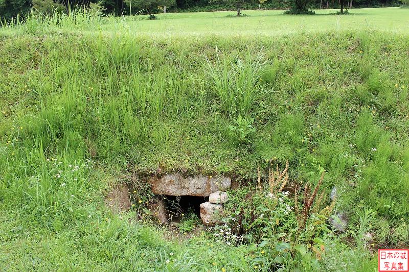 吉川元春館 復元台所 石組暗渠。庭園の池から引かれた水路は、土塁内の暗渠を通じて南側の濠に繋がっている。