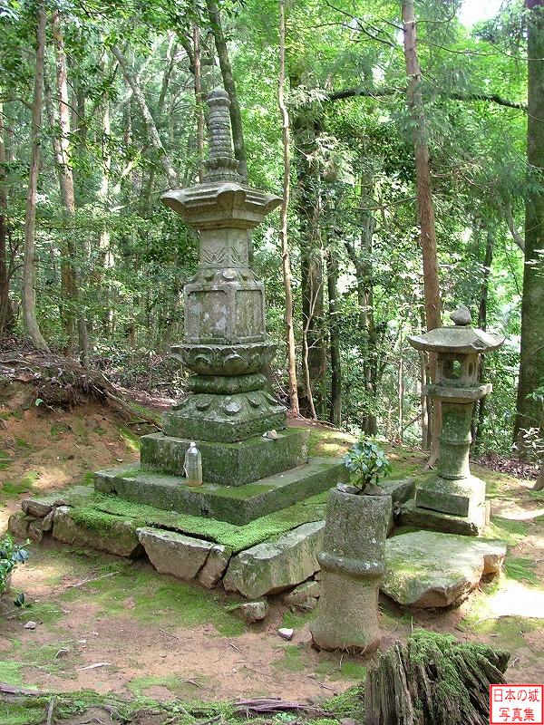 吉田郡山城 登山道 嘯岳禅師の墓。嘯岳禅師は筑前博多の出身で、明国に渡り修行を積んだ。元就の死の際には葬儀の導師をつとめた。