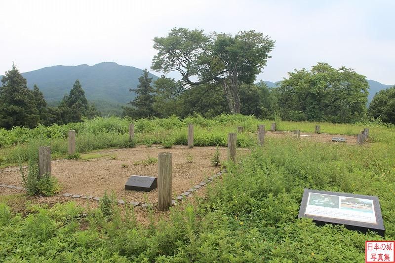 小倉山城 本丸 本丸のようす。かつての掘立柱建物跡が平面展示されている。