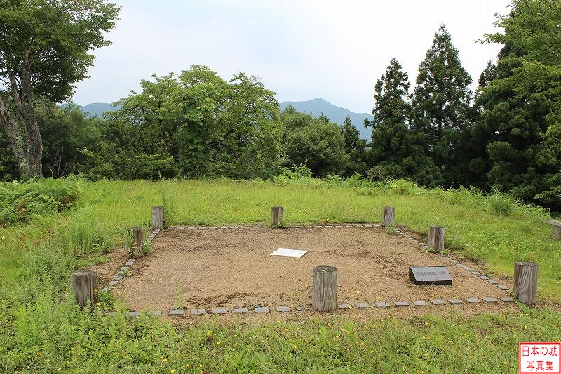 小倉山城 本丸 本丸のようす。かつての掘立柱建物跡が平面展示されている。