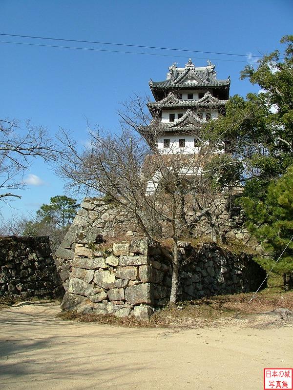 洲本城 天守 本丸から見る天守展望台。左には搦手