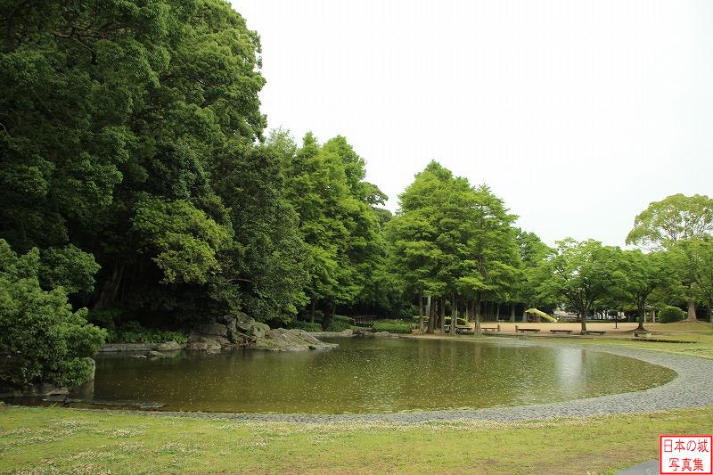 徳島城 城の北側 城山に面したところにある池。写真左手が城山である。池から露出した岩肌には円形のくぼみ（海蝕痕）が残り、昔はこのあたりが海であったことが分かる。
