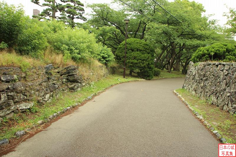 徳島城 数寄屋橋 数寄屋橋から御殿方向へ。両側が石垣の細い通路を進む。