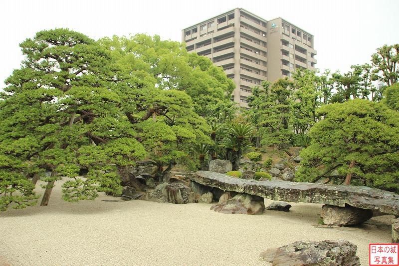 徳島城 御殿跡 枯山水の庭園に巨大な石橋が見える