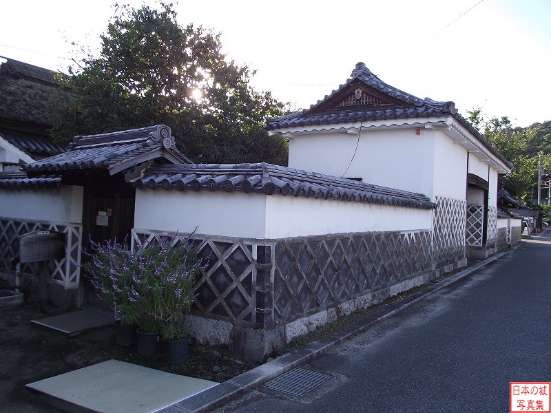 足守陣屋 足守陣屋 足守藩家老の武家屋敷。江戸時代中期の建築で、屋敷が完全な形で残るのは珍しい。