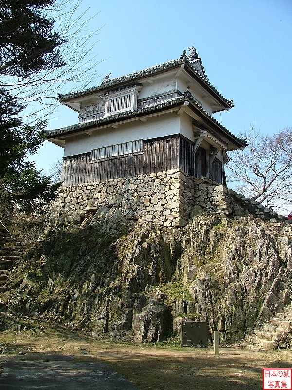 備中松山城 二重櫓 二重櫓。険しい岩盤の上に石垣が築かれ、その上に櫓が建つ