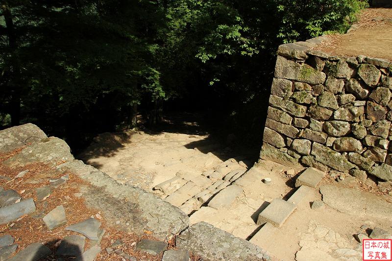 備中松山城 大手門跡 石垣上から大手門跡を見下ろす。地面には長方形の礎石が見える。礎石は3つあり、大門と脇門が設けられていた。