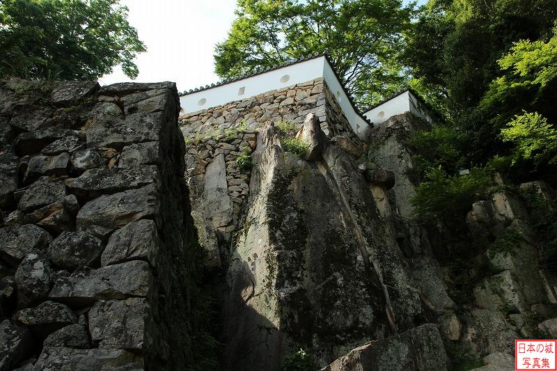 備中松山城 岩盤上の石垣 岩盤上に建つ石垣。岩がVの字型になっている個所に、石が詰められているのが分かる。