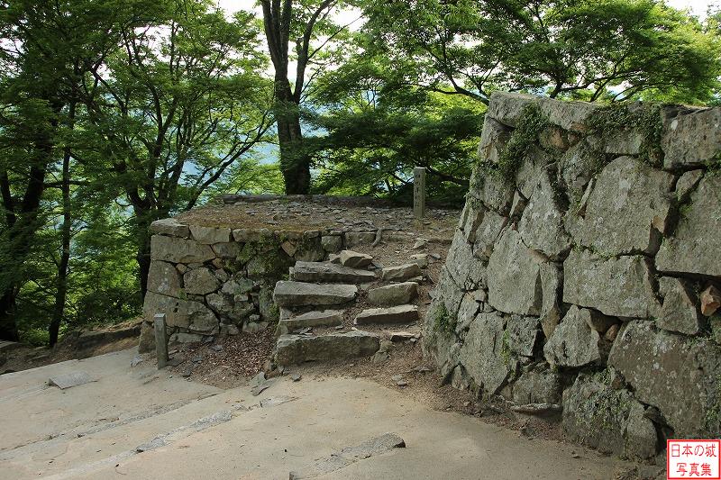 備中松山城 黒門跡 黒門付近を見下ろす。石段で登る石垣上には四の平櫓があった。