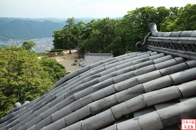 備中松山城 天守内 天守の窓からの眺め。二の丸や城下が見渡せる。屋根が丸いのは唐破風の屋根だからである