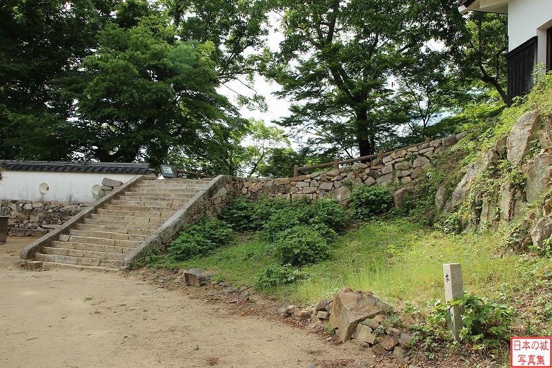 備中松山城 本丸 本丸から天守に向かう階段。往時は階段を登ったところに八の平櫓があり、そこから天守まで渡り廊下があった。