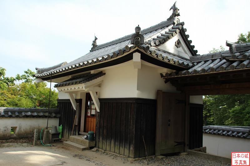 備中松山城 五の平櫓 五の平櫓を内側から。現在は管理員詰所として使われている。右に南御門が見える。