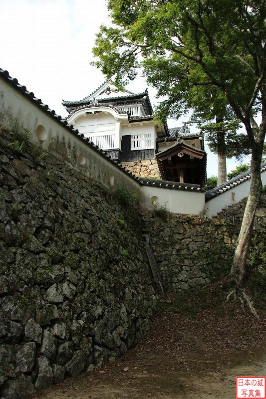 備中松山城 本丸 本丸南東側の石垣と土塀。正面に天守が、右手前には本丸東御門が見える。