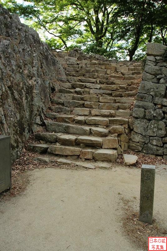 備中松山城 水の手門脇曲輪 石段を登ると後曲輪へ。かつては番所があった。