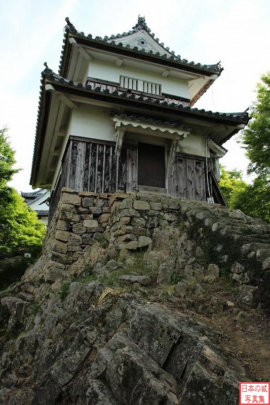 備中松山城 二重櫓 搦手側から見る二重櫓。かなり年季の入った外観に、岩盤上に築かれた石垣、そして細い石段が渋い