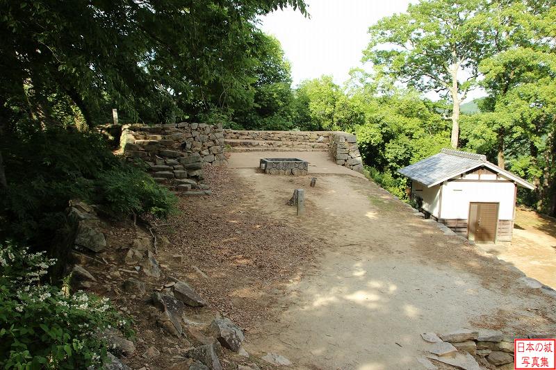 備中松山城 後曲輪 後曲輪を見る。かつて曲輪の奥には九の平櫓が建ち、曲輪左辺には土塀が建っていた。
