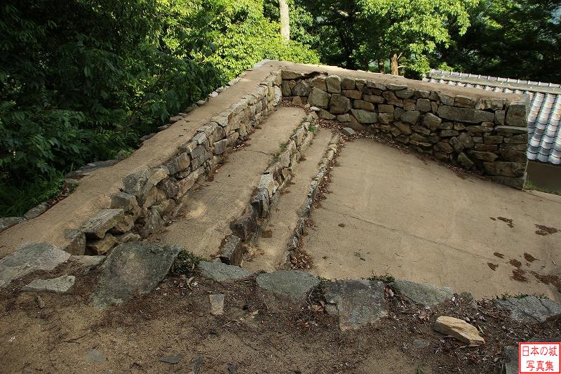 備中松山城 後曲輪 九の平櫓跡から見下ろす。石垣に登るための広い石段が見える