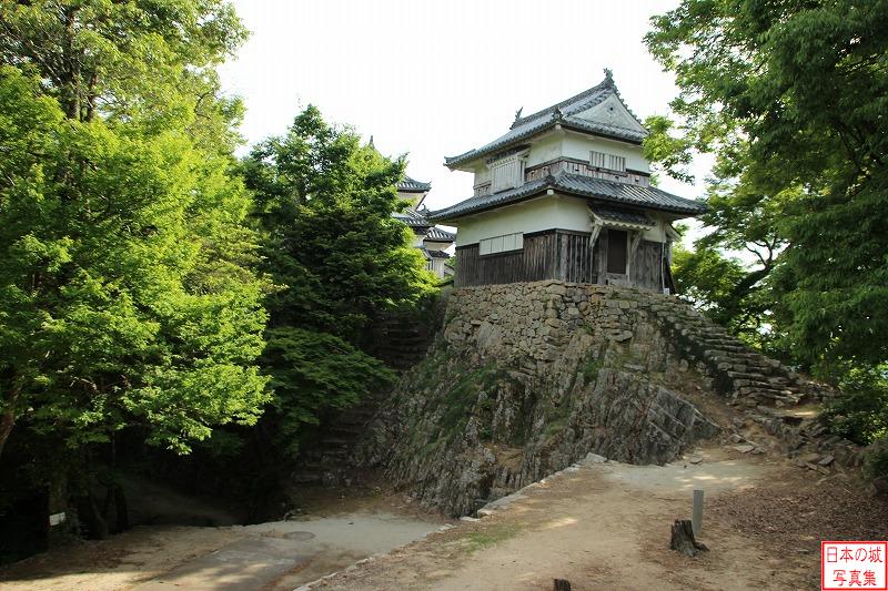 備中松山城 二重櫓 後曲輪から見る二重櫓。二重櫓は岩盤上に築かれた石垣上に建ち、非常に守りが堅いことが分かる。
