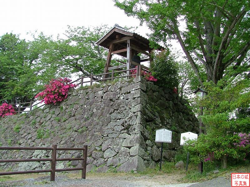 日出城 裏門 裏門脇の時櫓。この櫓の鐘楼に掛けられている鐘は、三代藩主木下俊長が鋳造したものである。櫓は平成二年に建造されたもの。