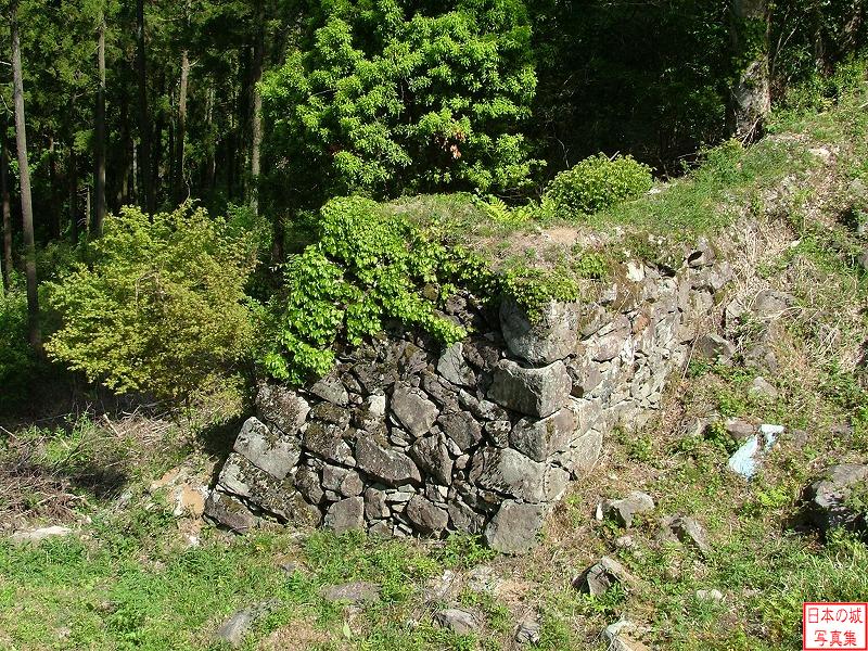 角牟礼城 二の丸 大手門跡の石垣(城内から見て左側)。現在は大手門の外は険しい崖になっており、道らしきものは見えなかった。
