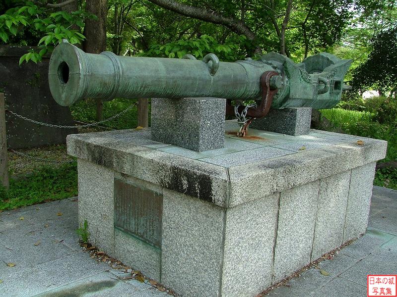 臼杵城 二の丸 佛狼機砲(フランキ砲)。天正四年(1576)に大友宗麟がポルトガル人から入手した日本初の大砲と言われ、「国崩」と命名され臼杵城に配備された。