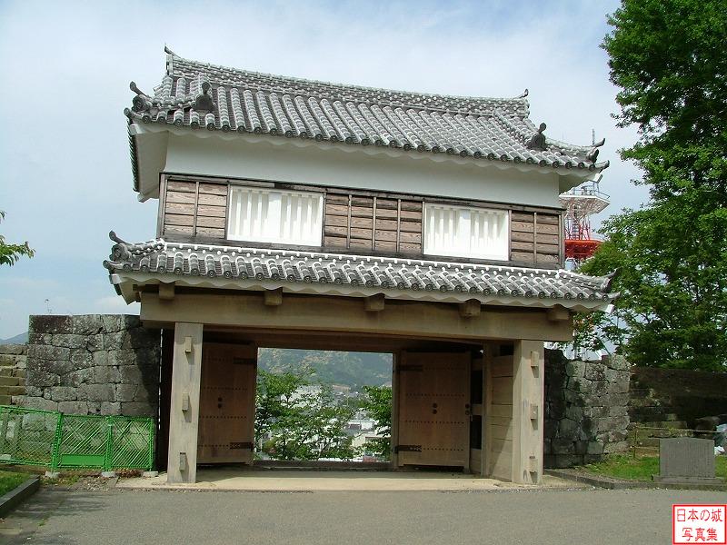 臼杵城 大門櫓 大門櫓を城内側から。現在の門は古写真等をもとに復元されたもの。