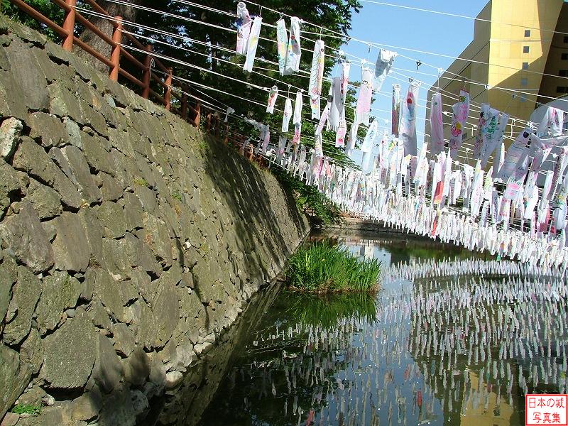 小倉城 虎ノ門 虎ノ門脇の水堀に飾られる鯉のぼり