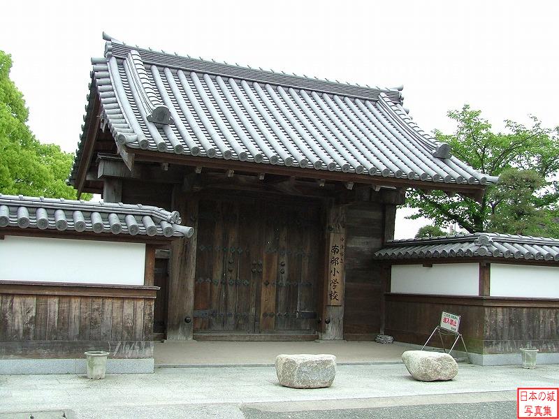 中津城 三の丸 奥平中津藩家老・生田家の門。現在は南部小学校の校門となっている。形式は薬医門で、1700年前後の建築と推定される。