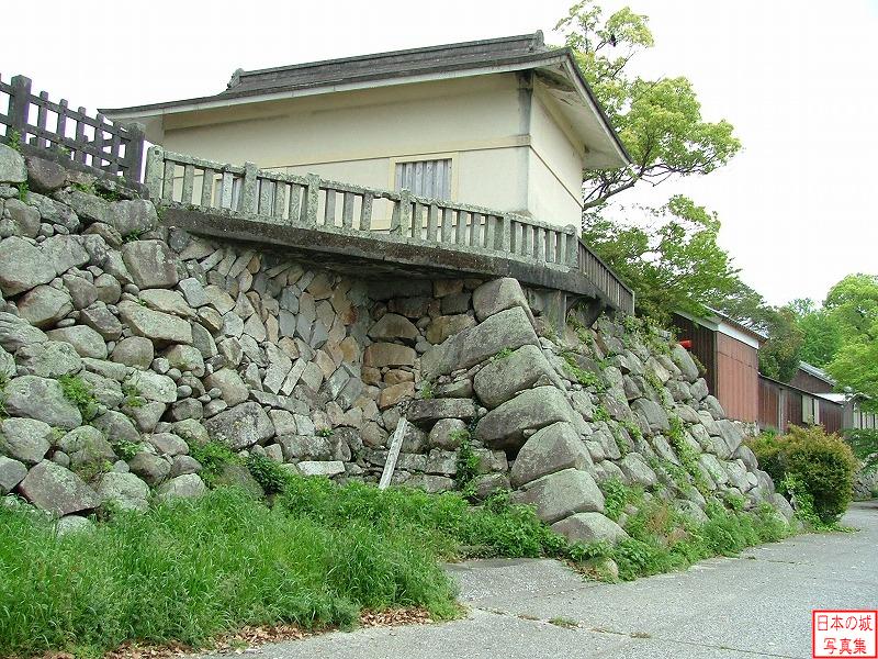 中津城 本丸 本丸の中津川側の門である鉄御門跡。現在は石が積まれて塞がれている。