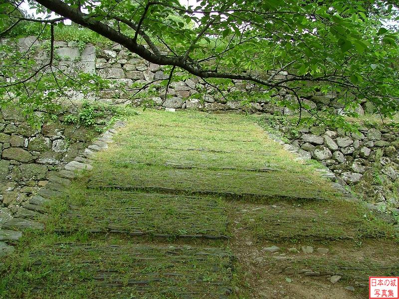 秋月城 瓦坂 瓦坂の登坂面に瓦が並べられている。往時はこの坂を通って大手門に向かった。