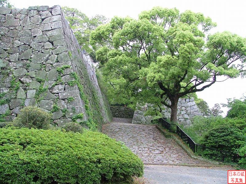 福岡城 本丸 本丸への登り口のひとつ。名称は不明。右の石垣は鉄砲櫓跡。