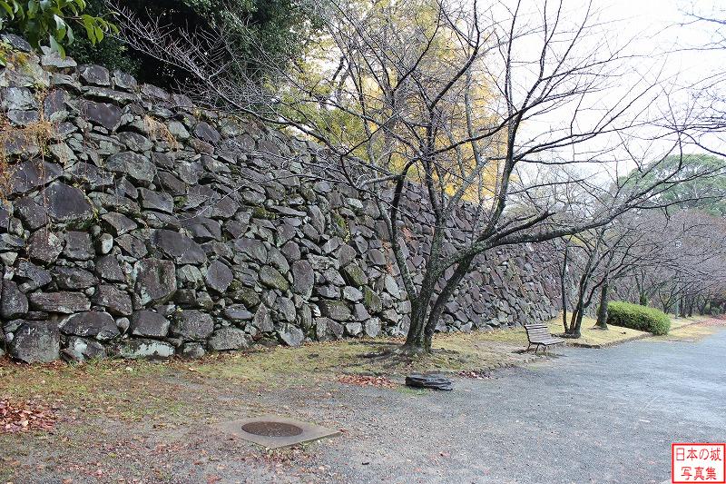 福岡城 名島城城門 名島城城門は舞鶴中学校付近に移築されているが、その舞鶴中学校には石垣が残されている