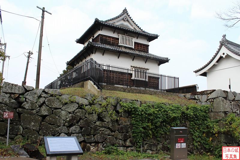 福岡城 伝潮見櫓 伝潮見櫓。福岡城内の櫓であったが、黒田別邸に移築された後、当地に移築された。この櫓は潮見櫓ではなく太鼓櫓であった可能性が高いと考えられている。