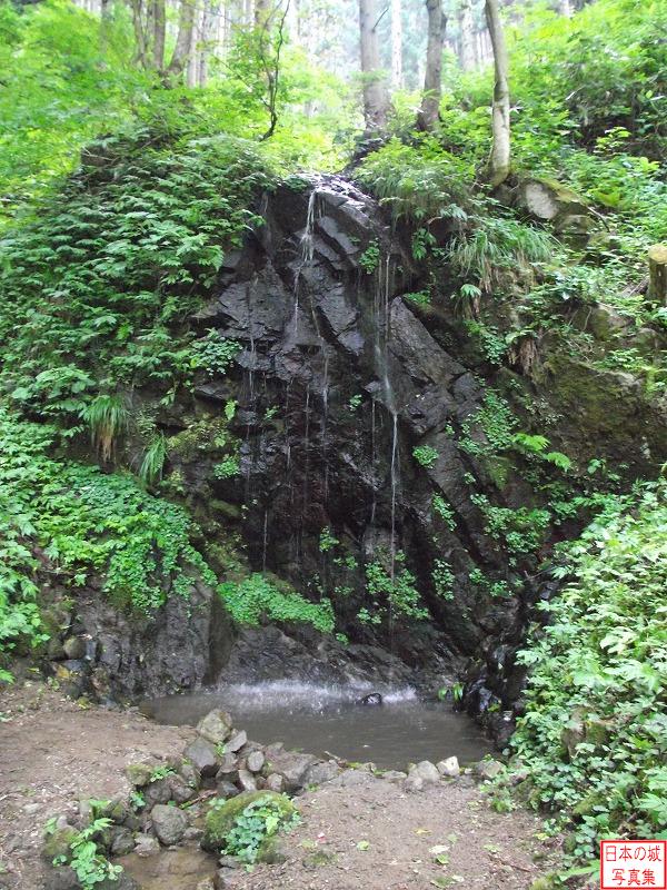 浦城 叢雲の滝 叢雲の滝。城内にはこの滝から水が引き込まれていた。三浦盛永は落城の際、この滝で自刃したとも伝わる。