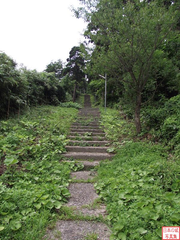脇本城 山麓から天下道を登る 城に至る階段