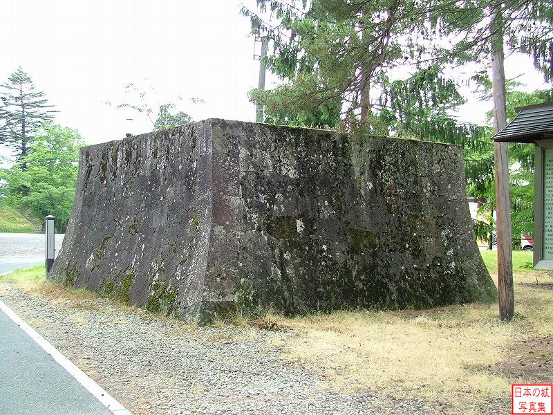 新庄城 新庄城 城内に残る表御門跡の石垣。本丸正面の門で、石垣上に櫓門が建てられていた。