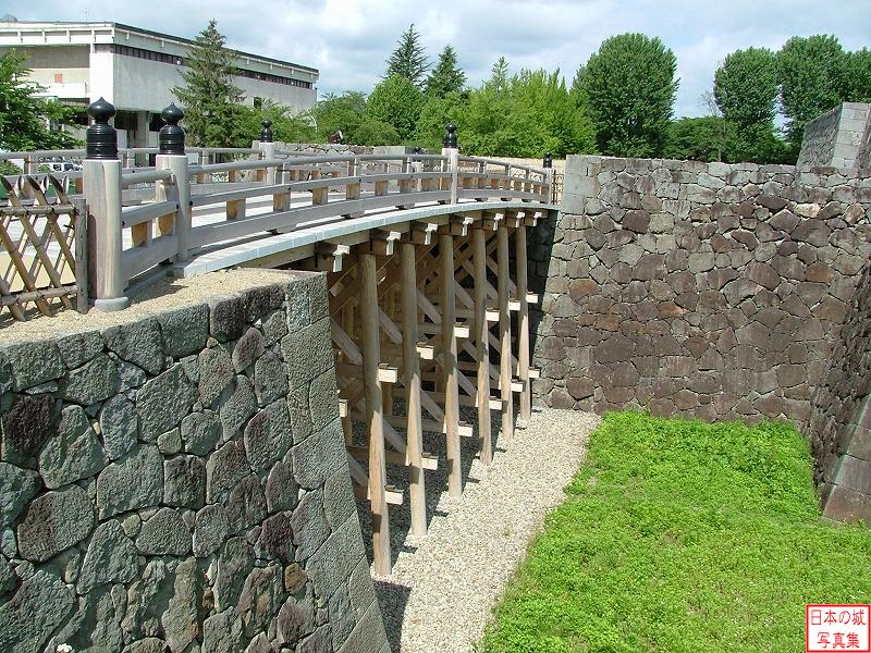 山形城 本丸一文字門 本丸一文字門大手橋。復元されたものである。