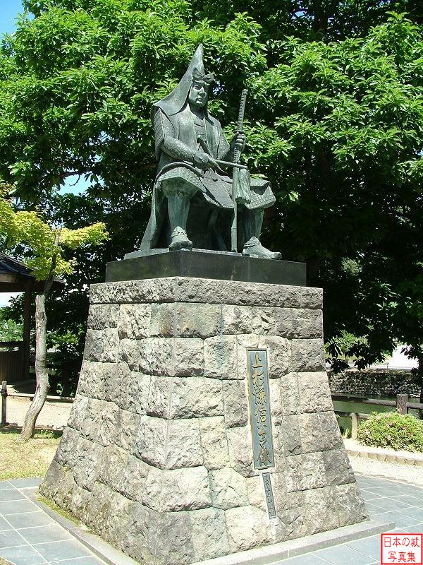 米沢城 米沢城 米沢藩の藩祖・上杉謙信公の像。謙信の甥で養子の景勝が初代藩主である。