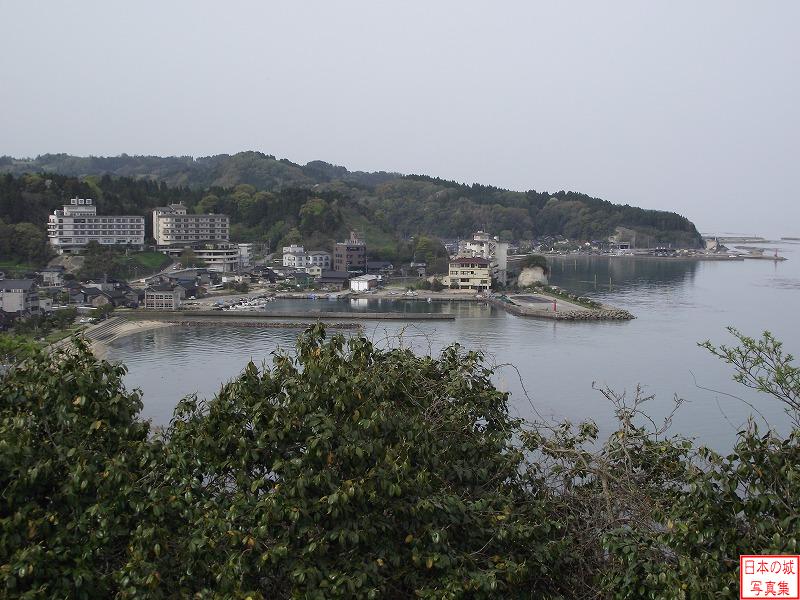 阿尾城 阿尾城 城の北側の漁港を見下ろす