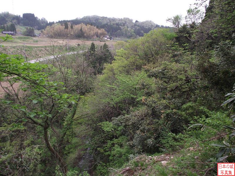 城生城 城生城 登城路からの眺め。神通川と逆側も断崖となっている。