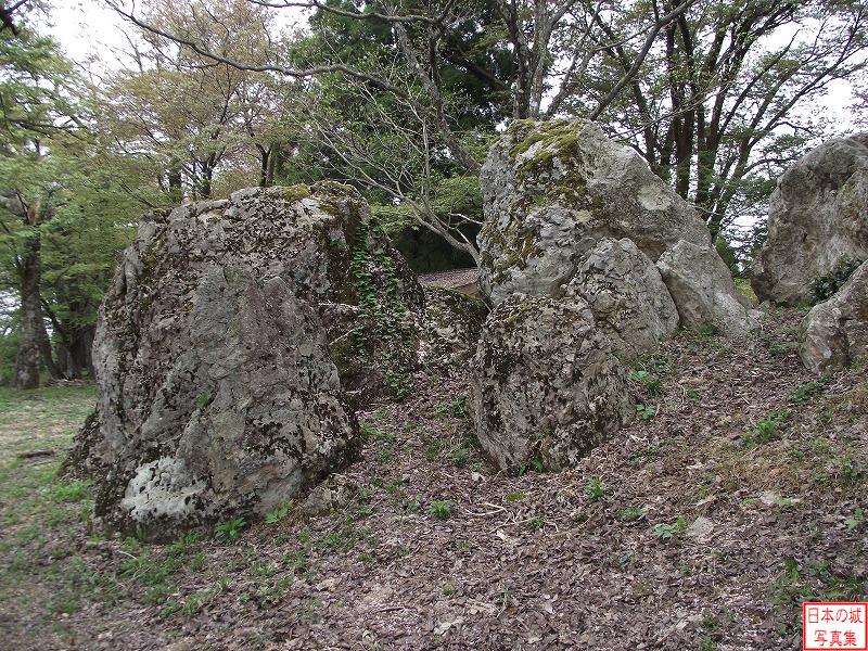 松倉城 本丸 本丸には巨石がいくつも存在する。どのような役割を果たしたのか。