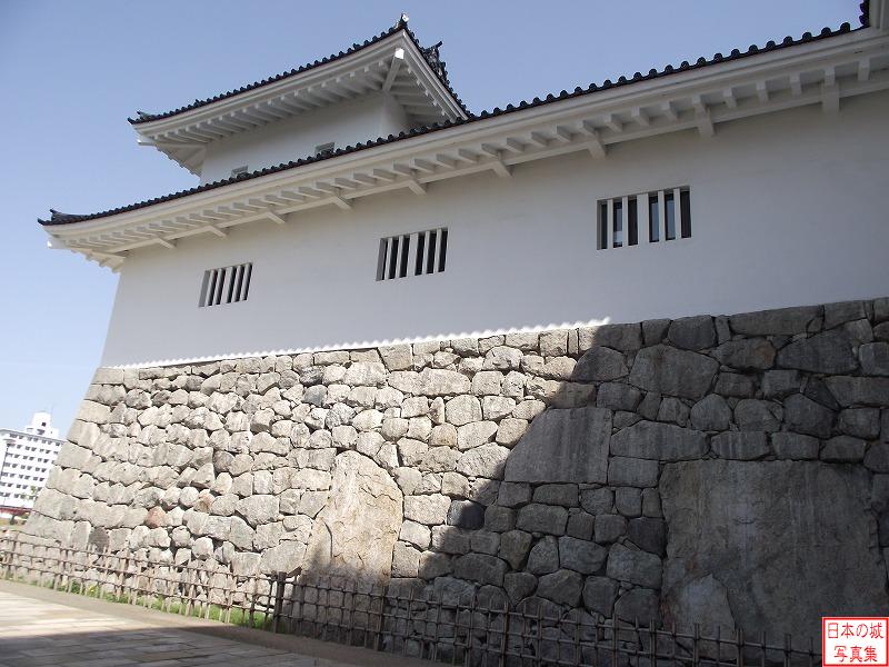 富山城 鉄御門 石垣には大きな石が使われている