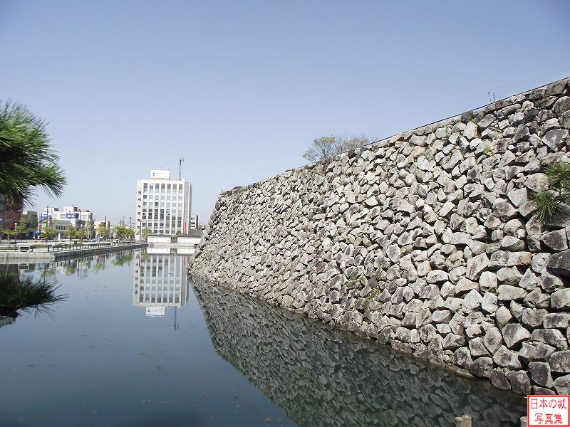 富山城 石垣 水堀と石垣