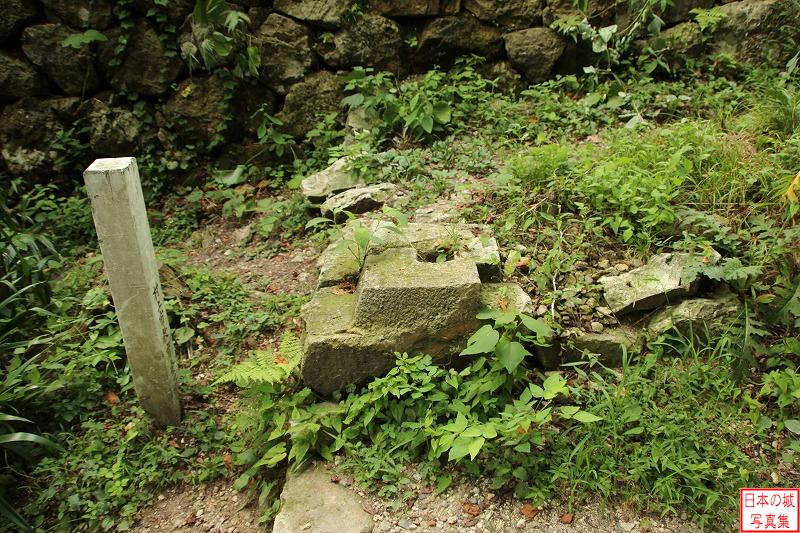 村上城 冠木門跡 門の礎石が残る。写真の礎石は向かって左側