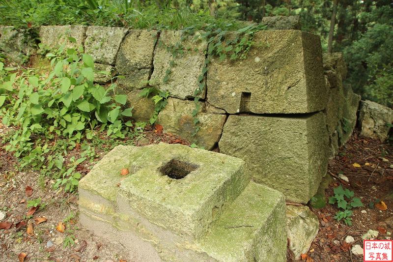 村上城 冠木門跡 門の礎石が残る。向かって右側の礎石。複雑な形に石が加工されており、技術の高さを感じさせる。城壁側の石垣にも切り込みの細工が見える